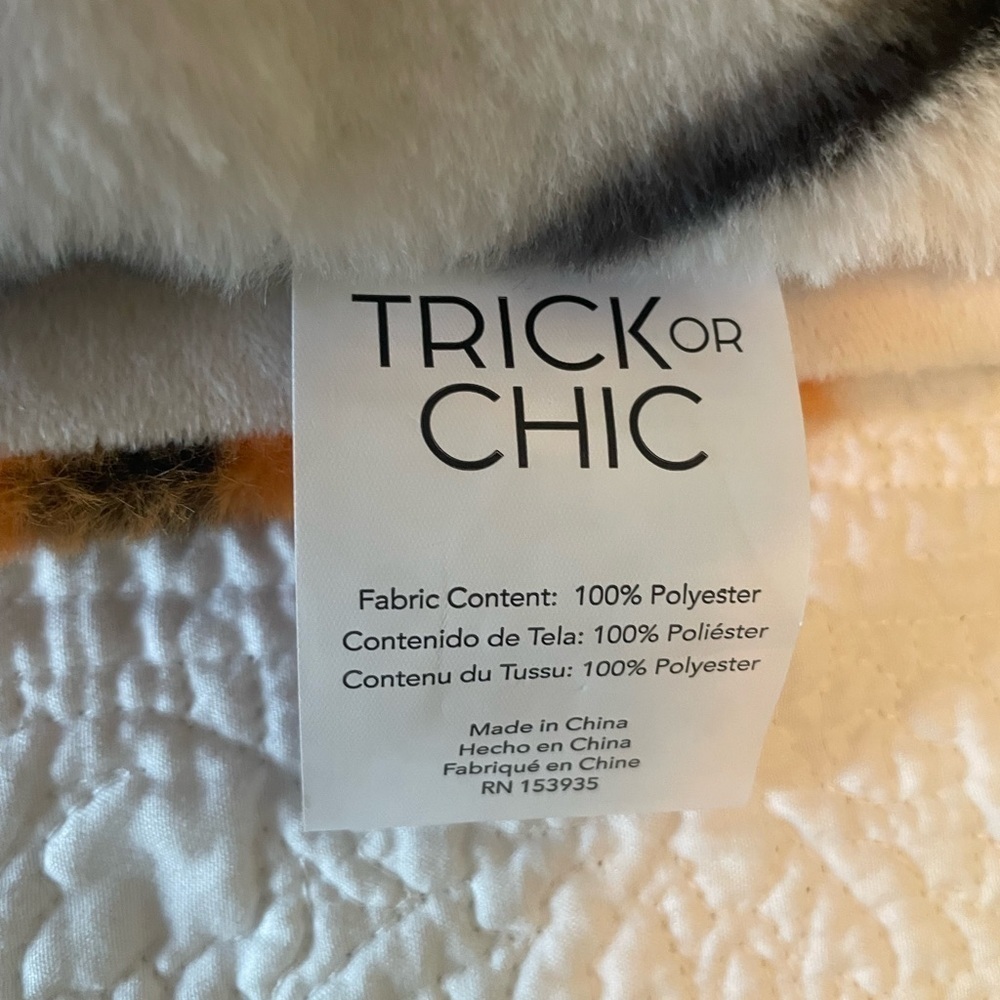 Trick or Chic Halloween pumpkins and ribbon bows faux fur 50x60 inches - Picture 3 of 3